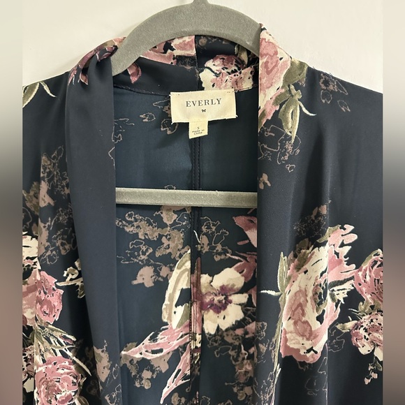 Everly Navy Blue Floral Kimono Size Small - Picture 3 of 4